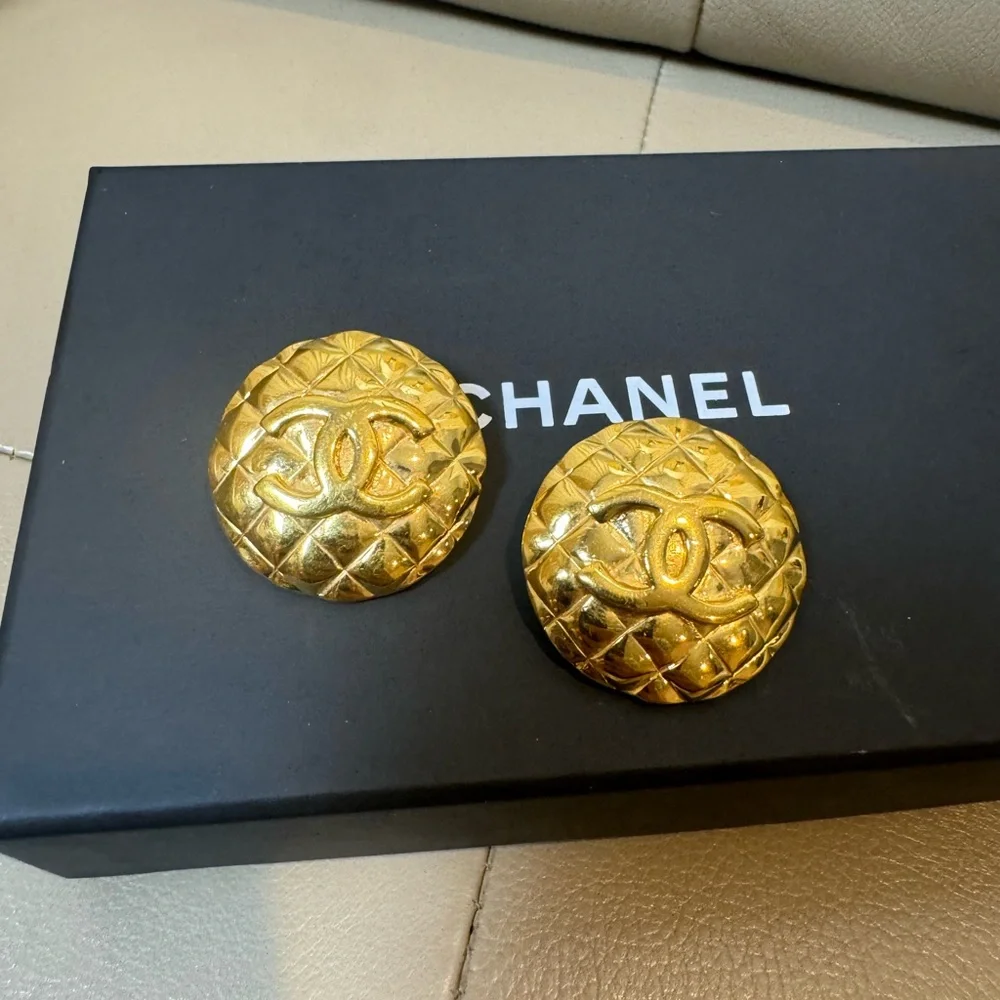 Sold ❌Chanel vintage clip on oversized earrings - Picture 1 of 5
